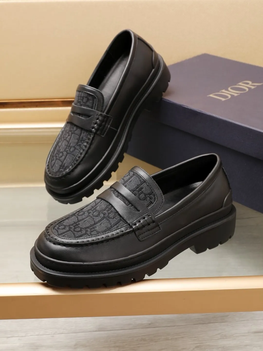 Factory P460💰[Dior] men's classic Loaf leather shoes🇺🇸 are on sale at the same time, original Italian brand · brand totem cloth sewn with brand cloth label · paired with calfskin · (high-end, extravagant and classy) exquisite workmanship (original lining) sole: original factory special rubber concave and convex outsole ⚠️ outsole. Comfortable, wear-resistant, non-slip, real shot 🎬 Can be worn with casual clothes or suits. Size: 38-44 (46.46 customized)